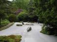 　　美國(guó)阿斯蒂庫(kù)杜鵑花園原建于1956年，由小洛克菲勒資助建立，免費(fèi)向游人開(kāi)放?；▓@的設(shè)計(jì)者Charles Savage是本地居民，喜愛(ài)日本花園，建這個(gè)花園時(shí)格外注意把自然和人工的建筑巧妙搭配在